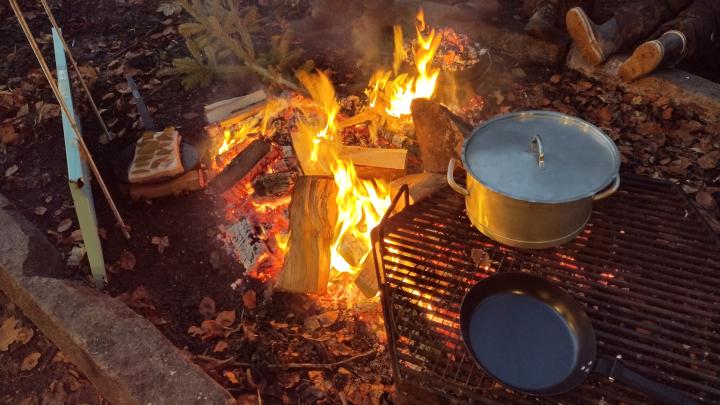 Mad over bål