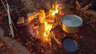 Mad over bål